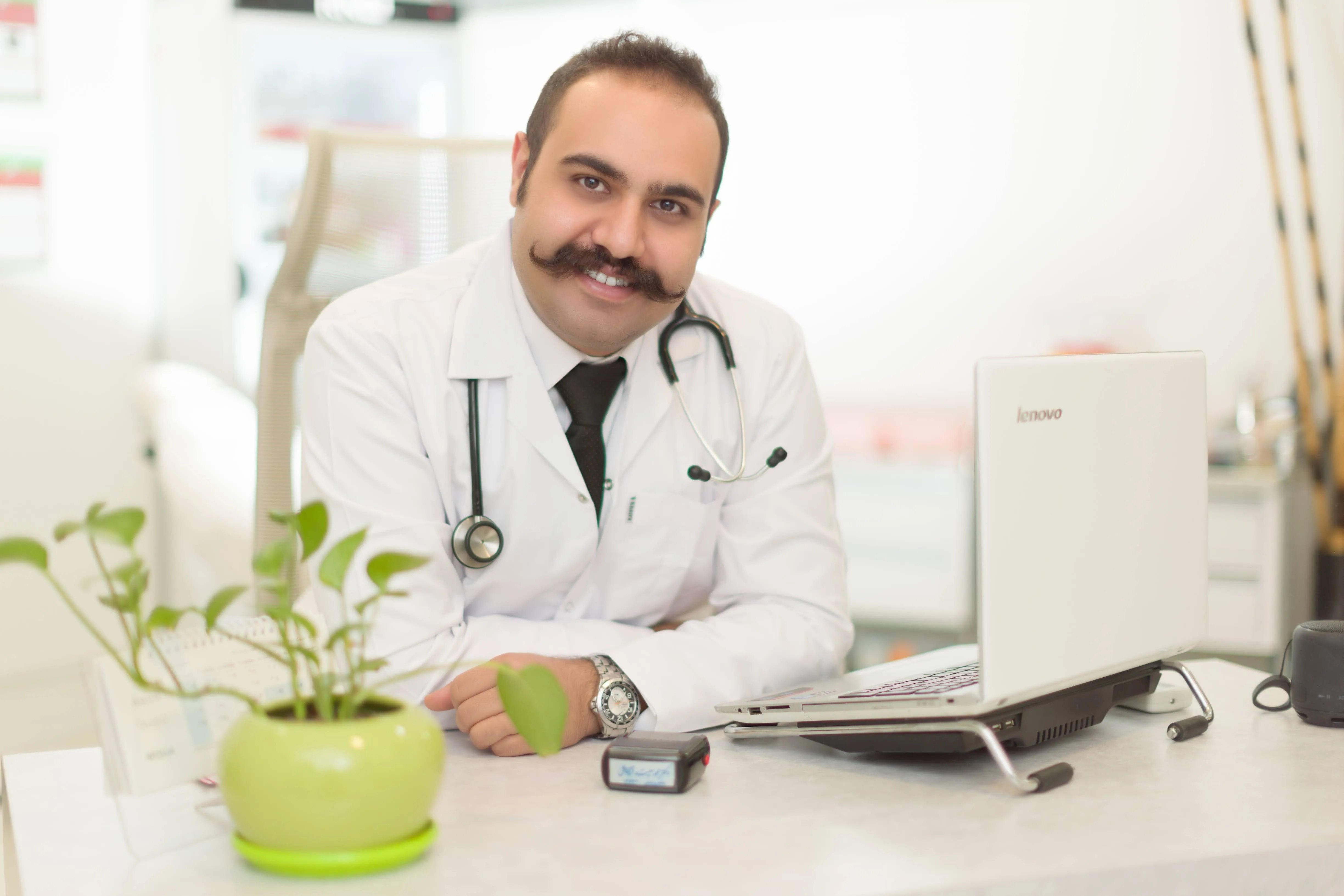 دکتر در حال معاینه و مشاوره در کلینیک