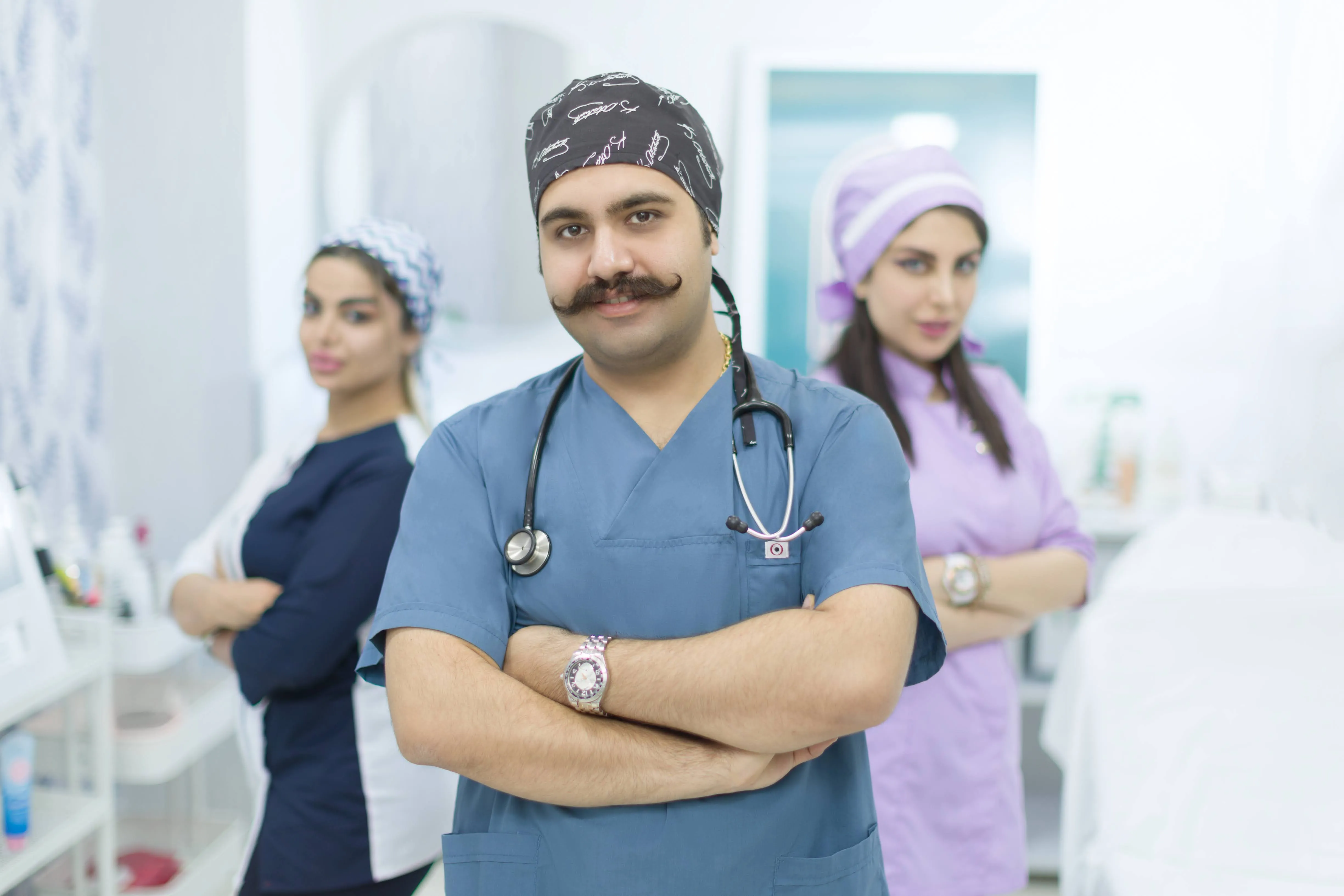 دکتر سعید قزلباش در کنار تیم کلینیک